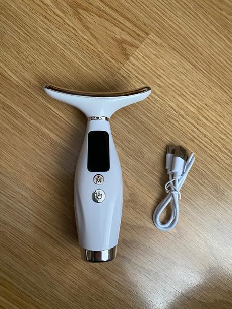 Masážny prístroj na spevnenie tváre a krku, 