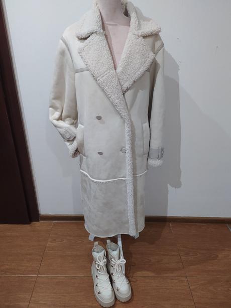 Krémový kožuštek, bershka,s