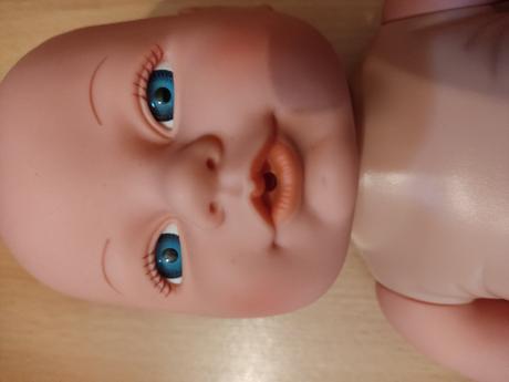 Bábika, ktorá pije a ciká, 