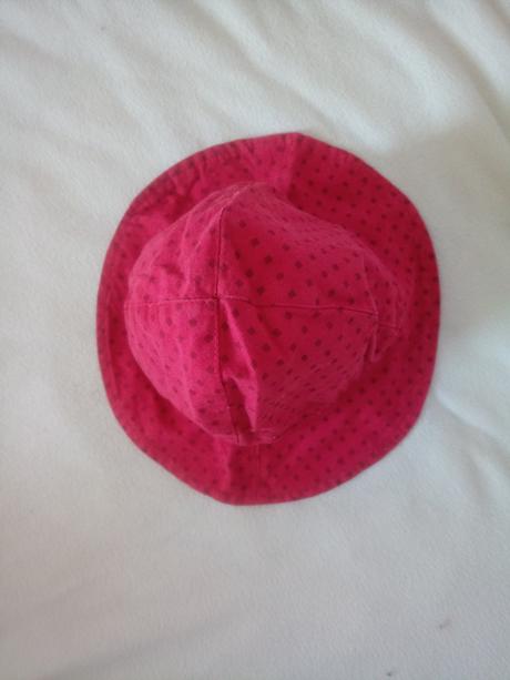 Pekny cerveny bodkovany klobucik, 80