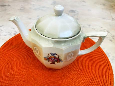 Starožitný perleťový čajník, 