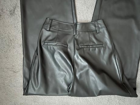 Koženkové nohavice, 32