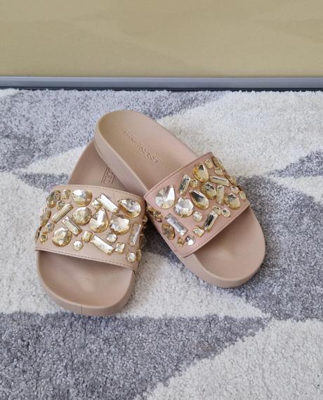 Sos šľapky s kamienkami, 37