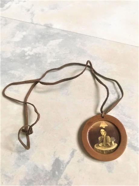 Drevený náhrdelník ručne maľovaný, 