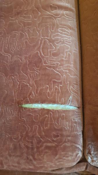 Ako opraviť dieru na gauči?