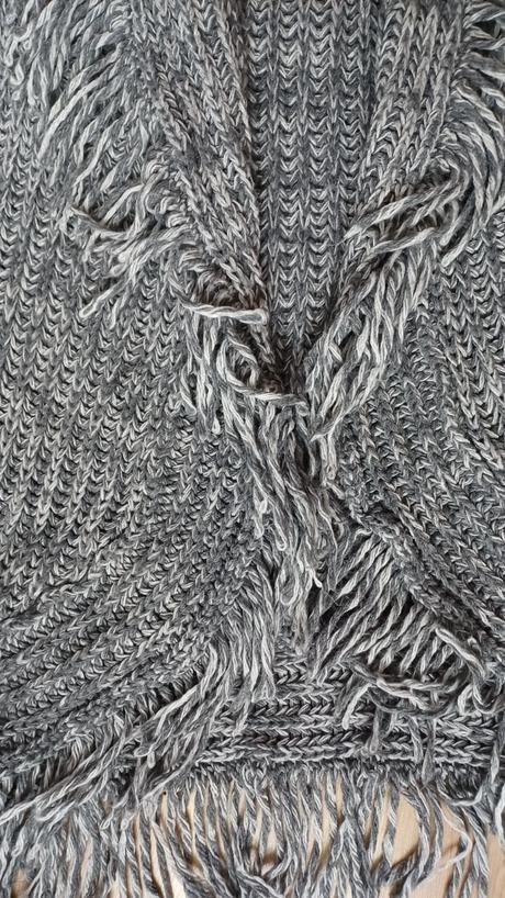 Teplá vesta so strapcami,