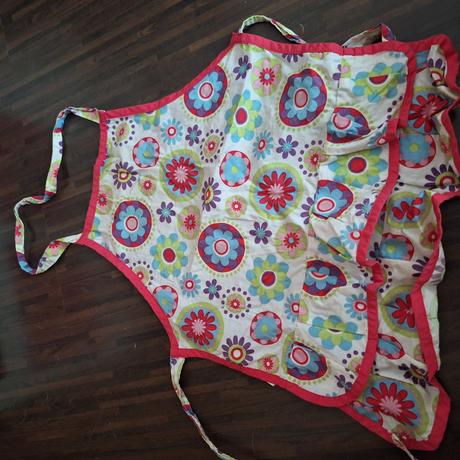 Drevená kuchynka s príslušenstvom a zásterou, 