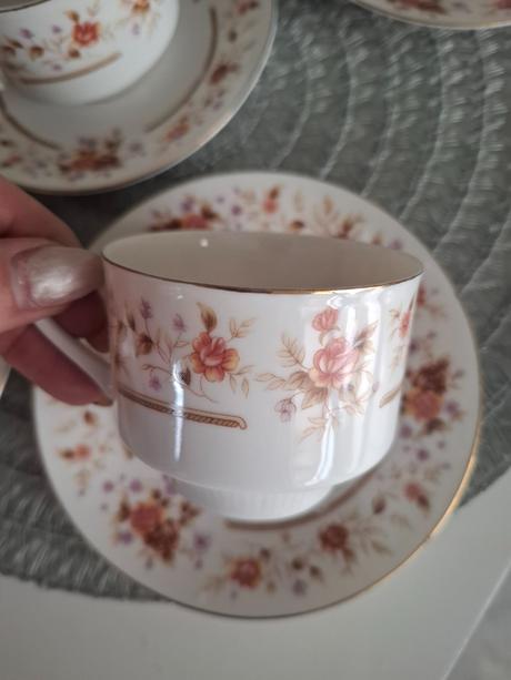 Súprava šálok s tanierikmi,