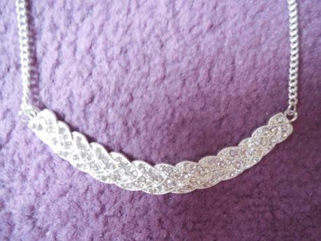 Prepletany nahrdelnik,