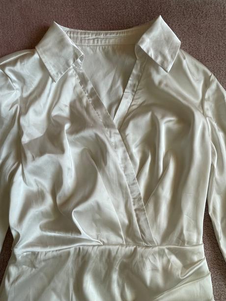 Saténové šaty s pierkami na rukávoch, s