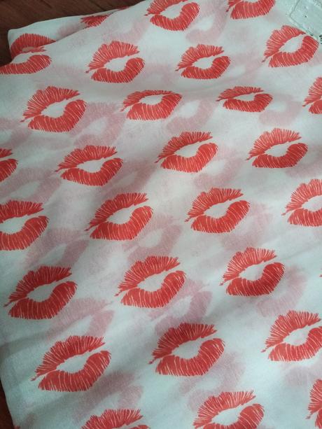 Šatka s motívom pier,