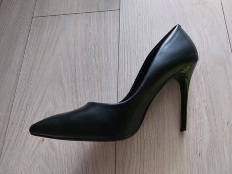 Čierne lodičky, 39