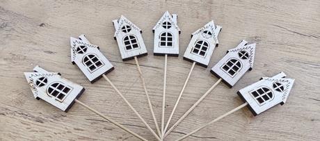 Drevený zápich - domček - natur,