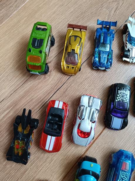 Male kovove auticka hotwheels,