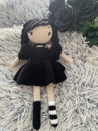 Wednesday, háčkovaná bábika,