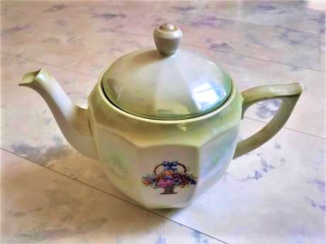 Starožitný perleťový čajník, 