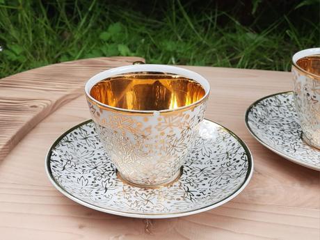 Porcelánové šálky s lístkami, 