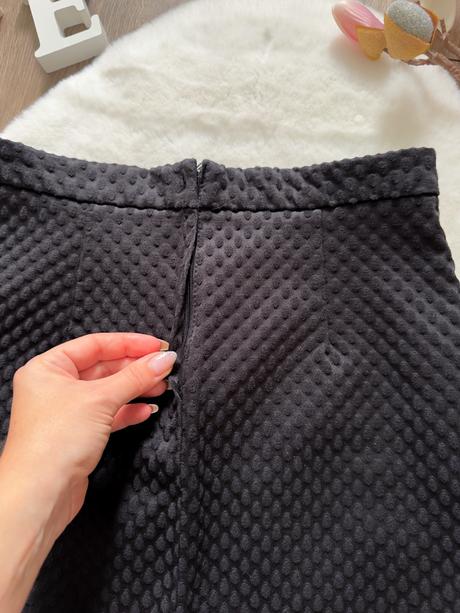 Čierna asymetrická minisukňa, h&m,s