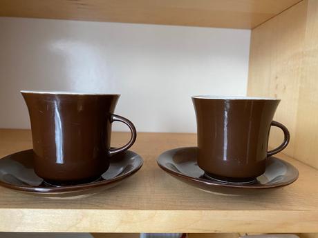 Krásne staré retro dve hnedé šálky s podšálkami, 