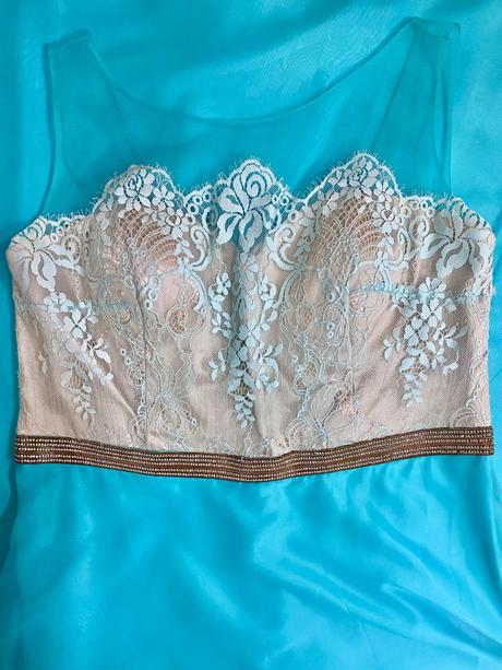 Dámske šaty s čipkou, 46