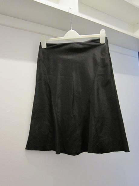 Cierna sukna - zvonovy strih, 36