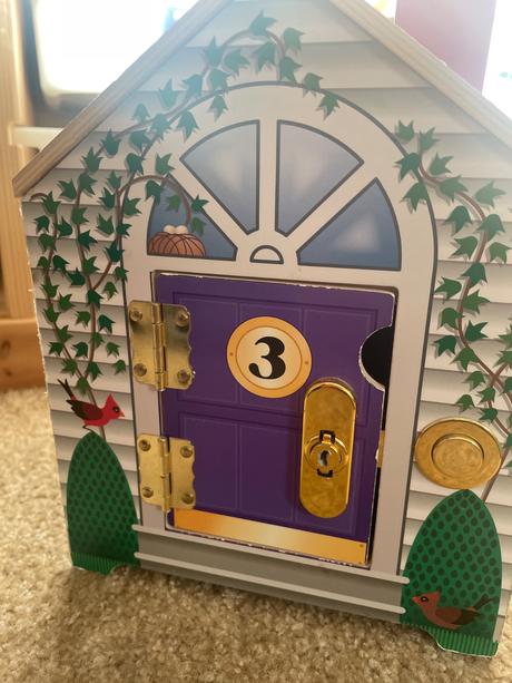 Drevený domček s kľúčmi mellisa&doug, 