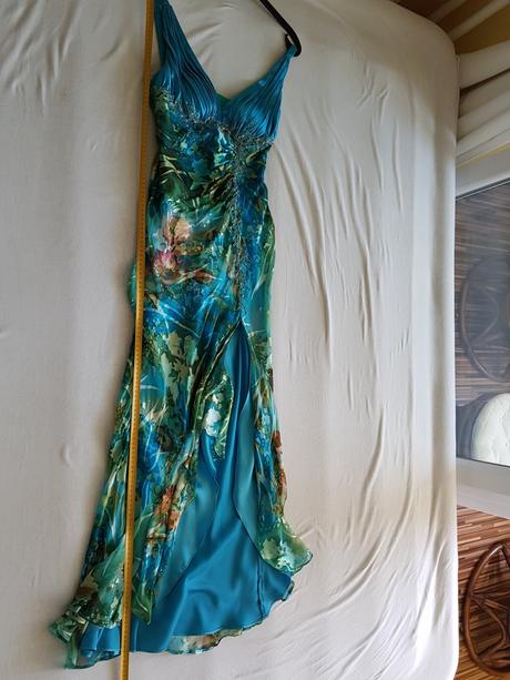 Neprehliadnutelne spolocenske saty, s