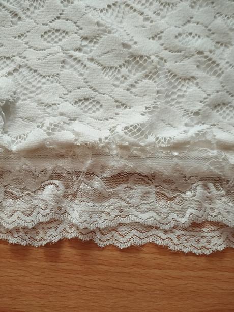 Biely čipkovaný crop top, s