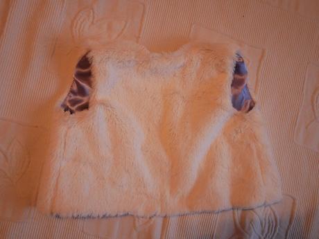 Jemná biela huňatá vestička, topolino,74