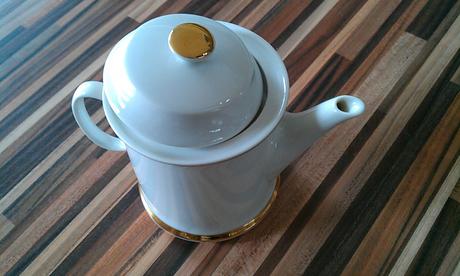 Porcelánový čajníček,