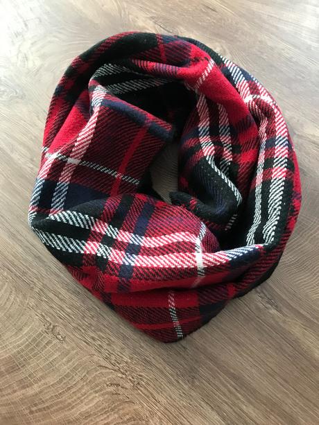 Červený tunelový šál, 