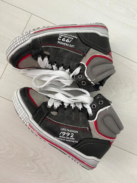 Členkové tenisky, 29