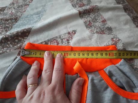 Teplaky s neonovo oranzovou aplikaciou, 116