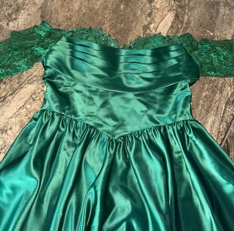 Smatagdové šaty, s