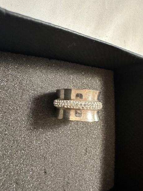 Prsteň strieborný hrubý s kamienkami typ obrúčka,