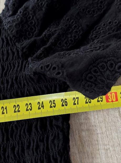 Čierne šaty s vyšívanými rukávmi, m