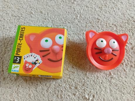 Kartová hra familou a drziak na karty, 