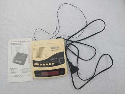 Starsi, ale plne funkcny radiobudik z 90tych rokov,