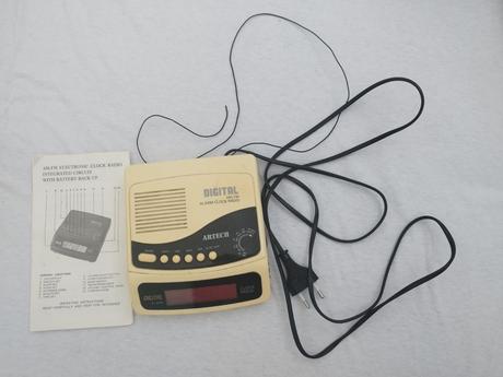 Starsi, ale plne funkcny radiobudik z 90tych rokov, 