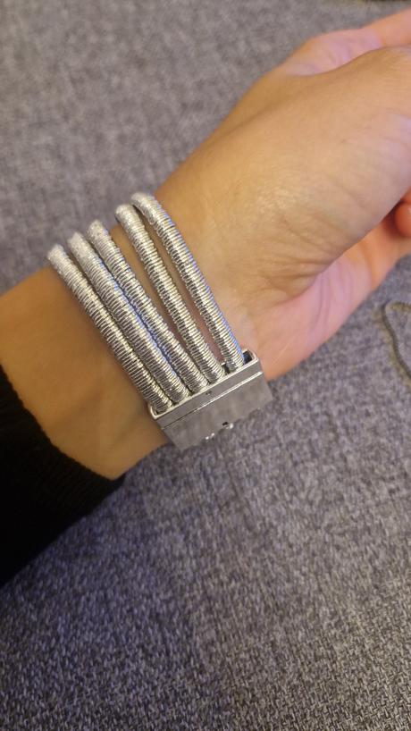 Sada bizuterie striebornej farby,