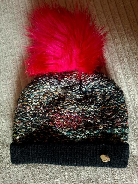 Broel čiapka s výrazným brmbolcom, 110