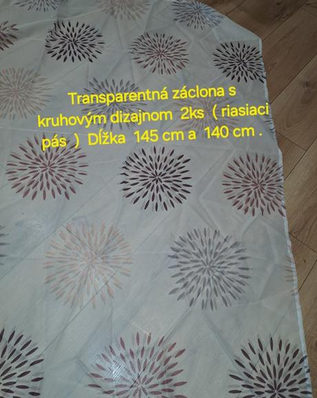 Záclony krásne jemné farebné,