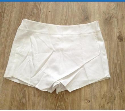 Biele asymetrické kraťasy veľkosť 40 - l, l