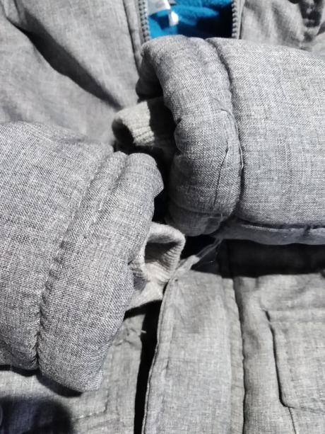 Šedá bundička, 86