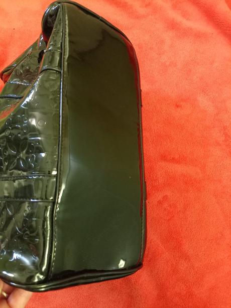 Čierna lesklá kabelka,