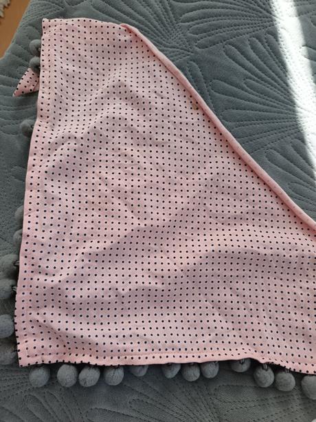 Ružová šatka - nákrčník s brmboľcami,