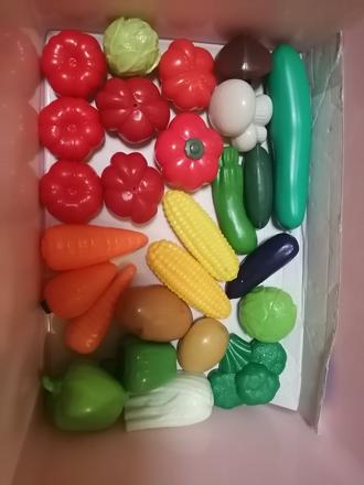 Plastové jedlo, zelenina,