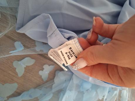 Šaty s tylovou sukňou a motylikmi, 74