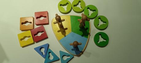 Drevená nasadzovacia hra tvary vertbaudet, 