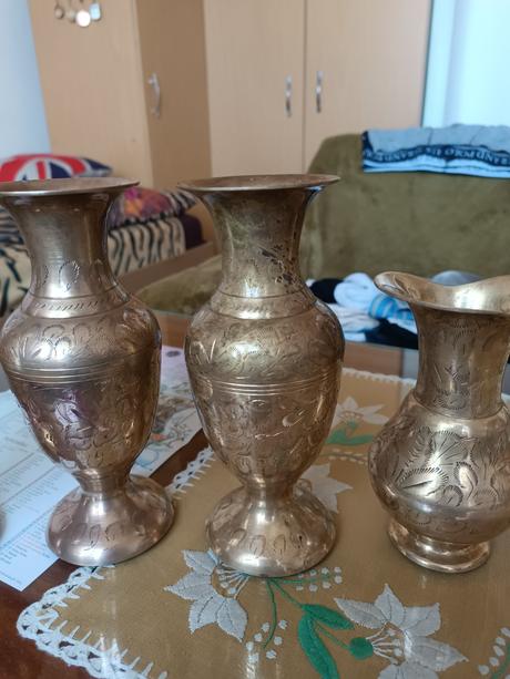 Retro mosadzné vázy a džbánik - gravírované, 4 ks, 